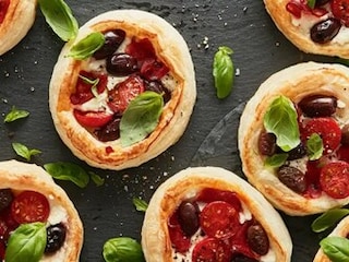 Minipizzy s chorizem, rajčaty, bazalkou a olivami