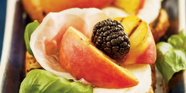 Bazalkový toast s grilovanou broskví