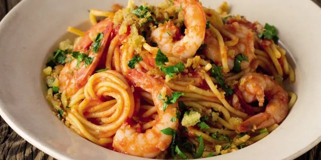 Špagety s krevetami, rajčaty a strouhankou