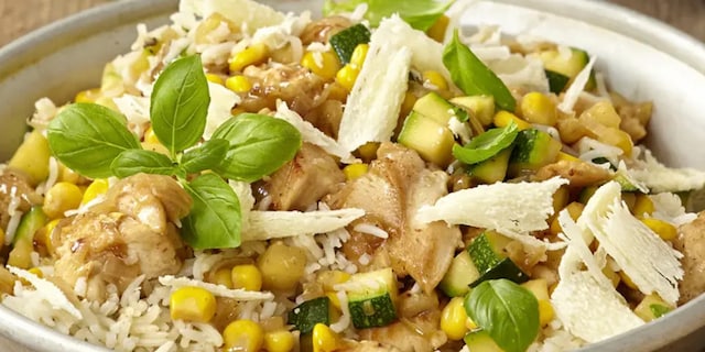 Rýže s kuřecím masem, kukuřicí a cuketou