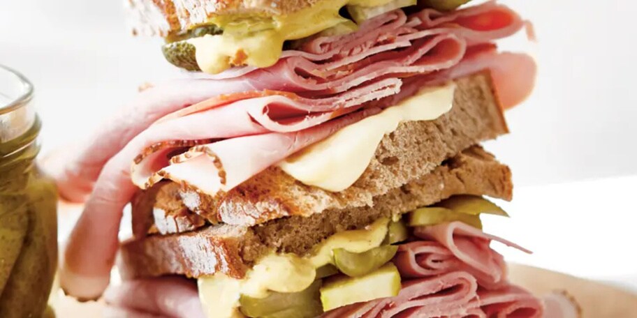 Šunkový sendvič s majonézou a okurkami