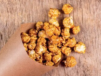 Sladký popcorn s ořechy a slaninou