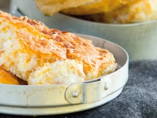 Slaný sýrový koláč se slaninou