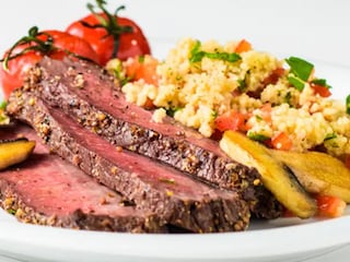 Hovězí kýta v hořčičné krustě s kuskusem