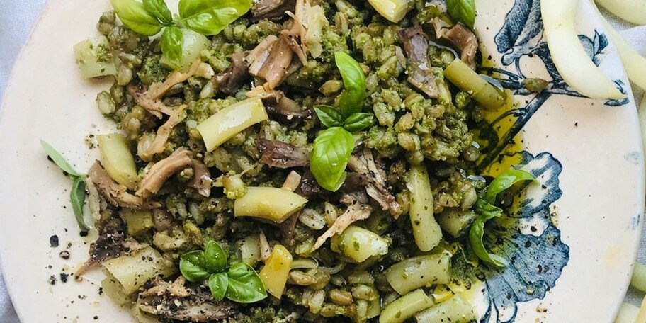 Špaldový salát s pestem a s masem z kuřecích krků