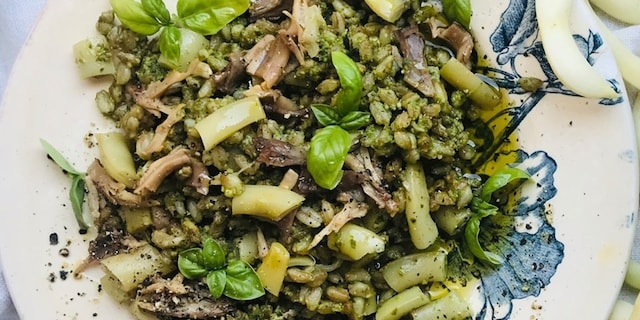 Špaldový salát s pestem a s masem z kuřecích krků