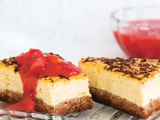 Kokosový cheesecake s kakaovým korpusem a jahodami