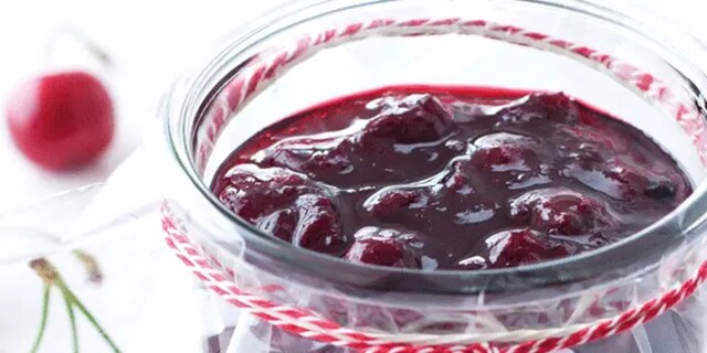 Višňová marmeláda s kapkou rumu