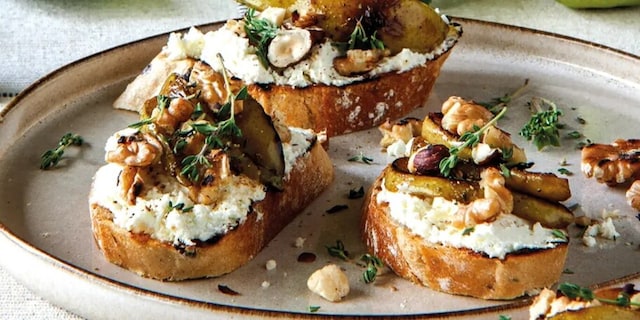 Bruschetta s hruškami a kozím sýrem