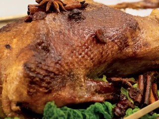 Pečená štěpánská husa se skořicí, brusinkami a badyánem