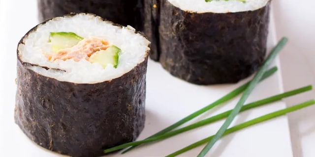 Domácí maki sushi s tuňákem a okurkou