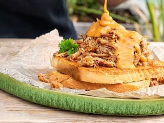 Maxi sendvič se Sous Vide trhaným krůtím a arašídovou omáčkou