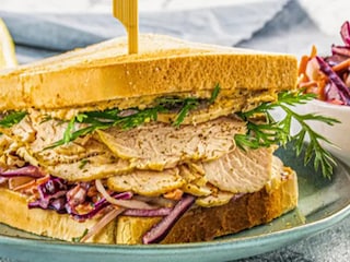 Krůtí sandwich s coleslaw salátem a parmazánovou pomazánkou