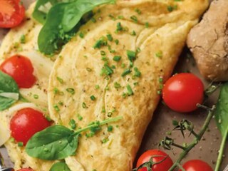 Omeleta se špenátem, rajčaty a sýrem