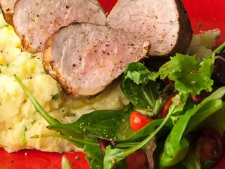 Vepřová panenka na bílém víně se šťouchaným bramborem