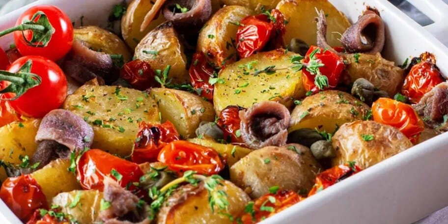 Zapečené rané brambůrky s ančovičkami a cherry rajčaty