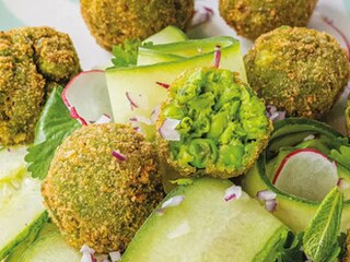 Hráškový falafel s citronovomátovým dipem a koriandrem