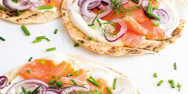 Uzený losos v pita chlebu se zakysanou smetanou