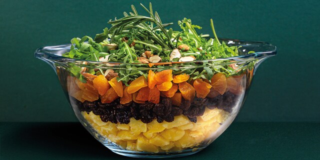 Bramborový salát se sušeným ovocem s rukolou a rozmarýnem 