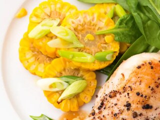 Kuřecí steak s pečenou kukuřicí