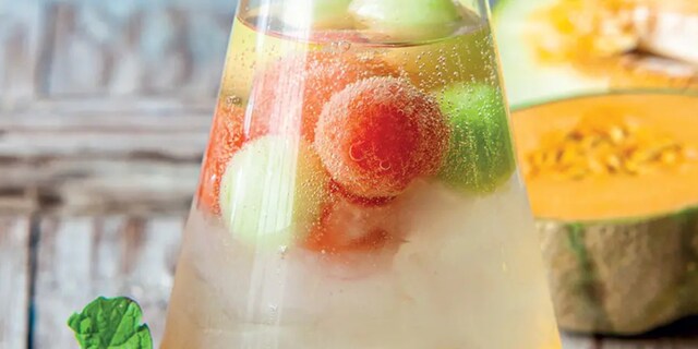 Osvěžující spritz s melounovými koulemi