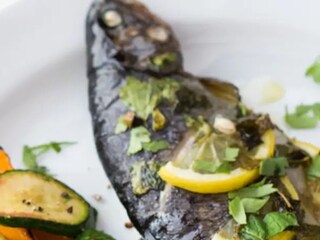 Grilovaný pstruh v alobalu se zeleninou