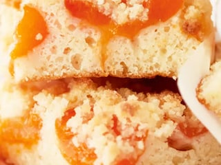 Meruňkový koláč s drobenkou