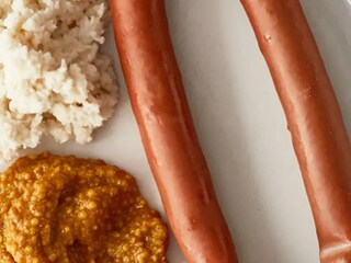 Párky s domácím křenem a hořčicí