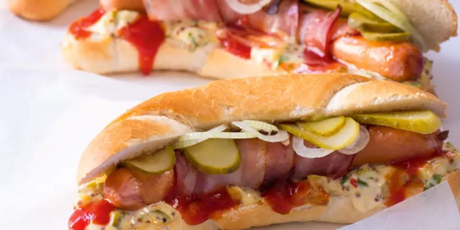 Hot dog se slaninou a cibulovými kroužky