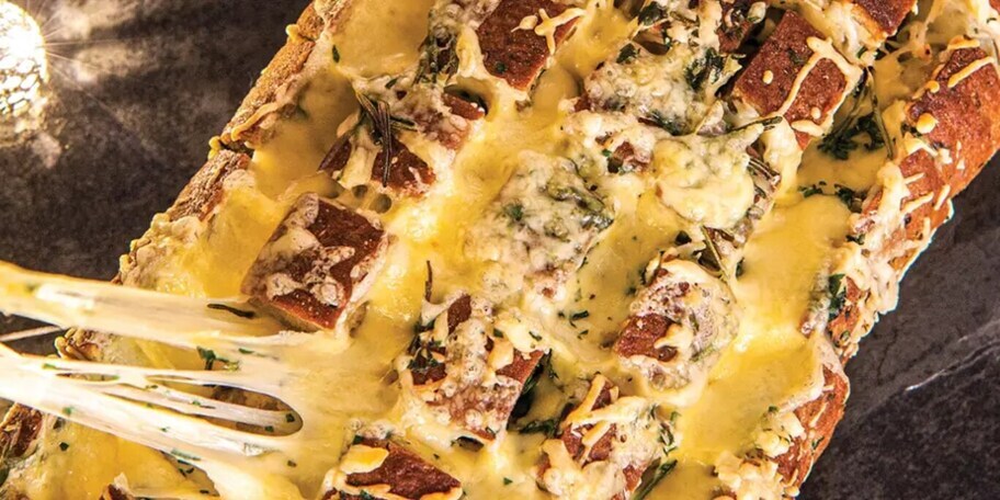 Party bochník plný sýra