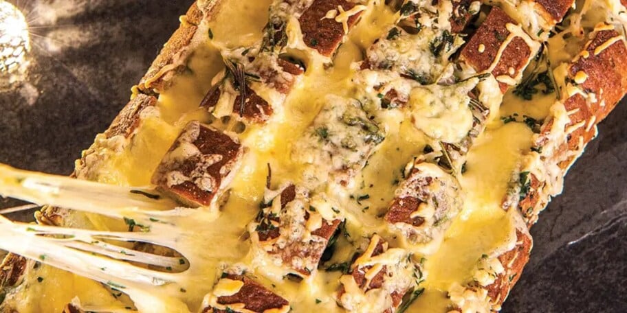 Party bochník plný sýra