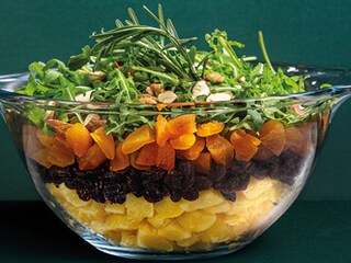 Bramborový salát se sušeným ovocem s rukolou a rozmarýnem