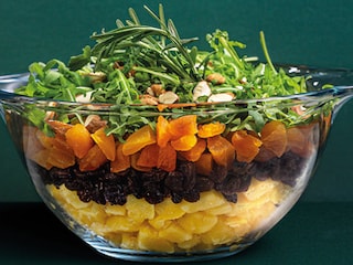 Bramborový salát se sušeným ovocem s rukolou a rozmarýnem 