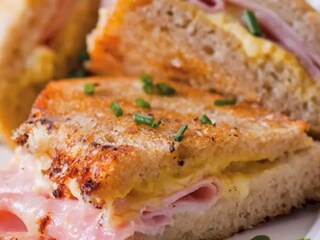 Opékané sýrové sendviče se šunkou