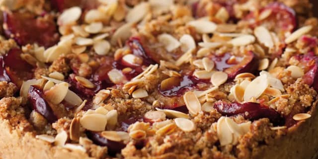 Švestkový koláč s drobenkou a mandlemi