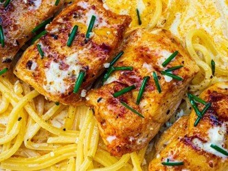Pikantní kuřecí kousky v krémové omáčce se špagetami
