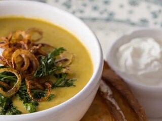 Zeleninová polévka s opečenou cibulí