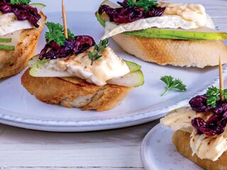 Crostini se sýrem farmbrie a karamelizovanou cibulkou