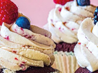 Čoko cupcaky s lesním ovocem