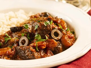 Hovězí ragů s rýží a olivami