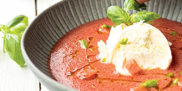 Melounovorajčatové gazpacho s mozzarellou