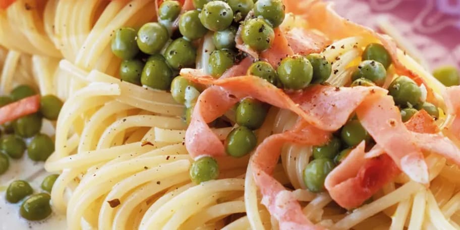 Jarní špagety s hráškem a šunkou
