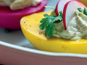 Nakládaná vejce devil’s egg - kurkumová s avokádovou náplní