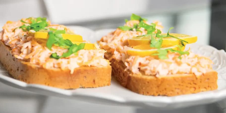 Chlebíčky s celerovomrkvovou pomazánkou à la humr