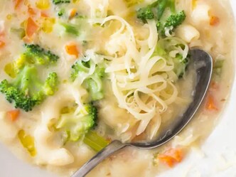 Zeleninová polévka s těstovinami a sýrem