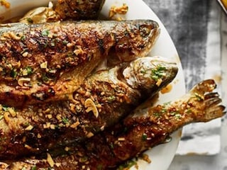 Grilovaní pstruzi v koriandrovo-zázvorové marinádě