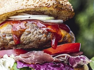 Americký burger s bylinkovým máslem