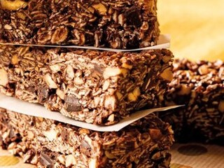 Čokoládové müsli tyčinky s oříšky