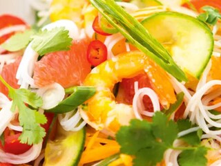 Rýžové nudle s krevetami a čerstvou zeleninou