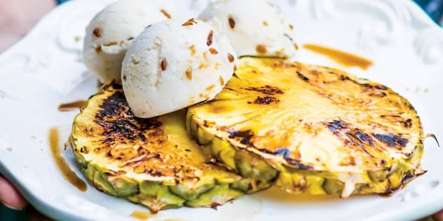 Grilovaný ananas a zmrzlina se slaným karamelem